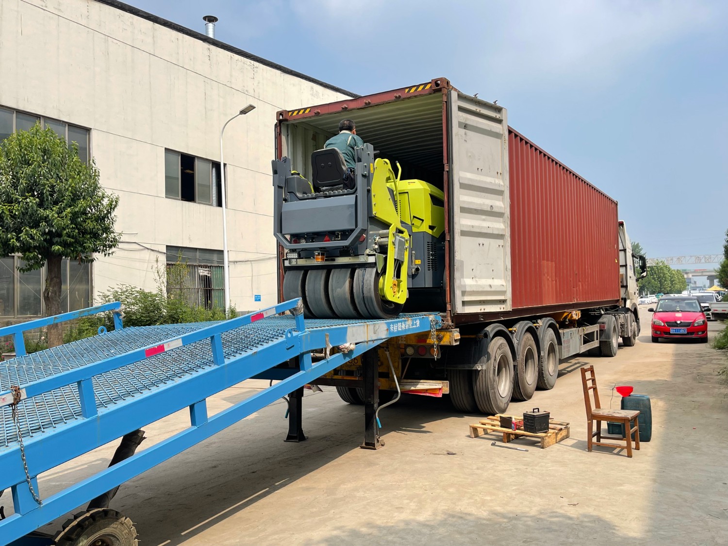 發(fā)往俄羅斯圣彼得堡20臺(tái)思拓瑞克雙鋼輪、鋼膠壓路機(jī)裝柜進(jìn)行時(shí)···