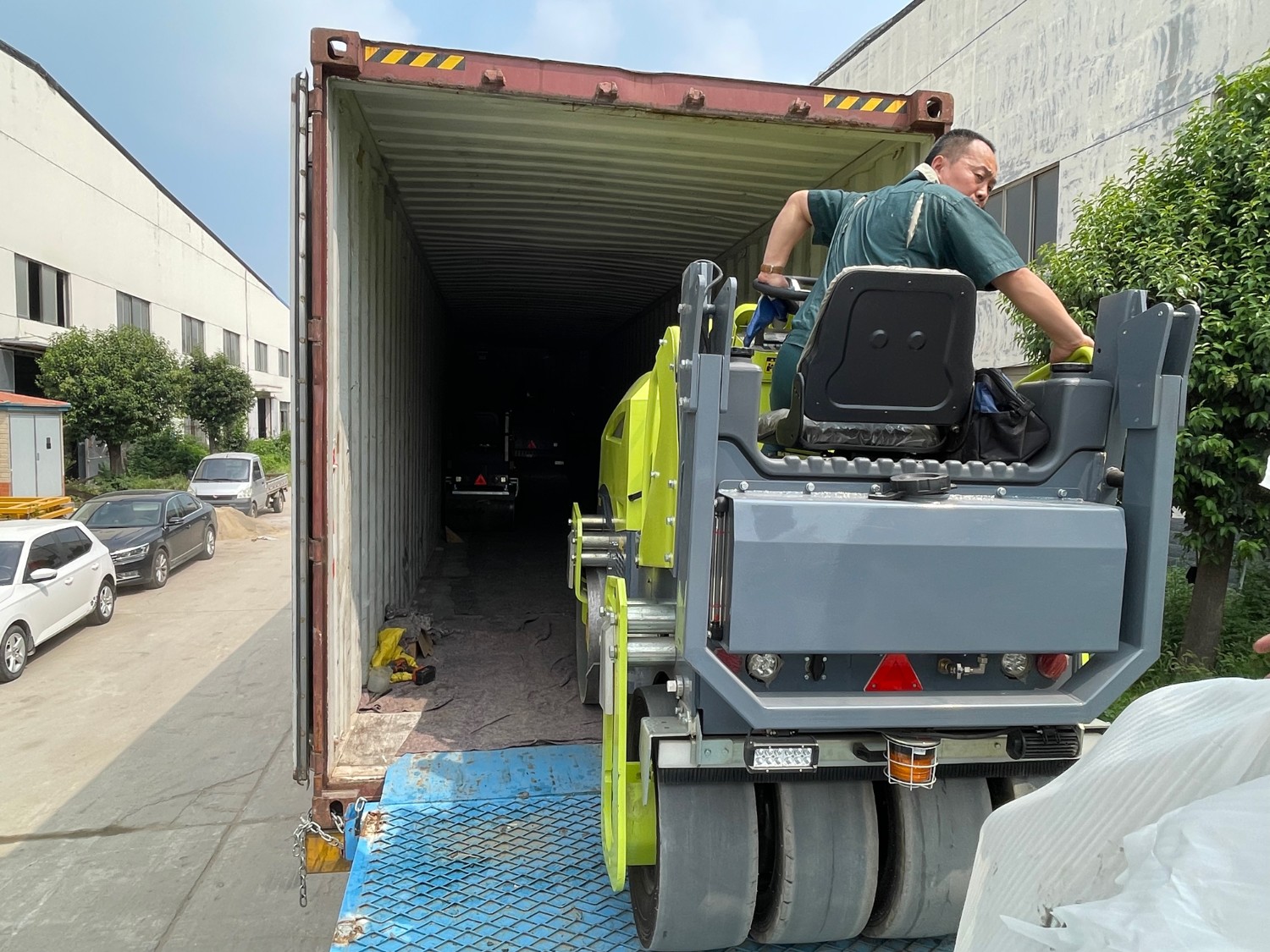 發(fā)往俄羅斯圣彼得堡20臺(tái)思拓瑞克雙鋼輪、鋼膠壓路機(jī)裝柜進(jìn)行時(shí)···