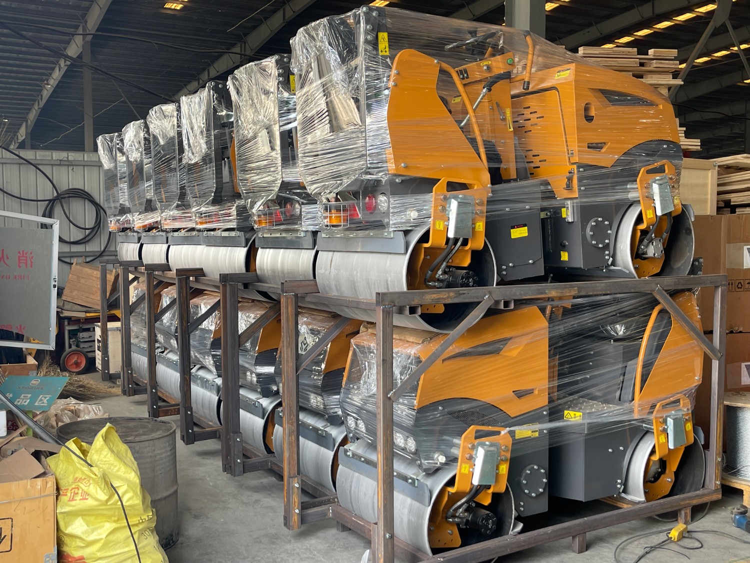 發(fā)往俄羅斯圣彼得堡20臺(tái)思拓瑞克雙鋼輪、鋼膠壓路機(jī)裝柜進(jìn)行時(shí)···